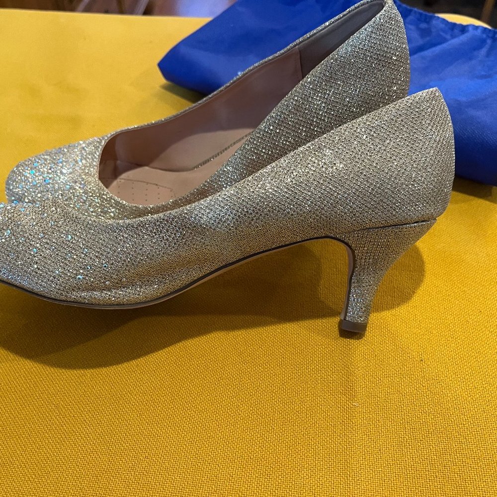 Lovely Fabulicious Golden Pumps!